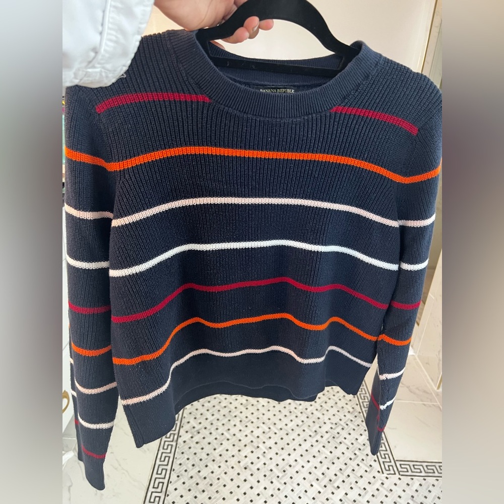 Banana Republic sweater. Perfect for wintertime or fall. Size Large.